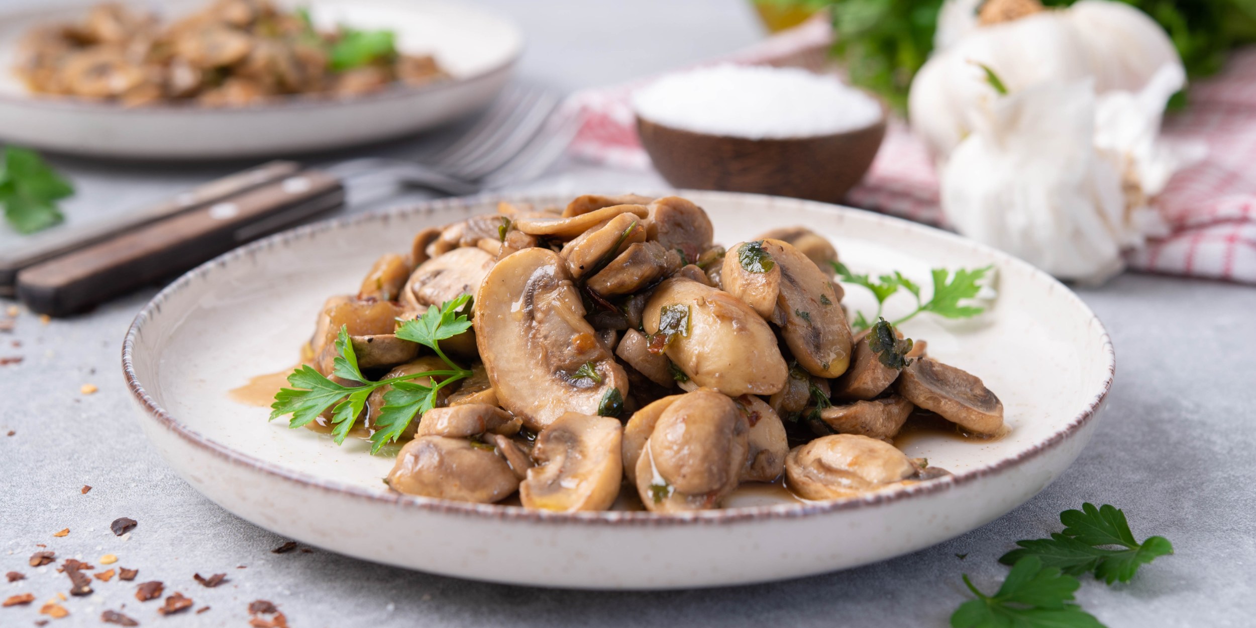 Kako pripremiti aromatično jelo s gljivama i češnjakom