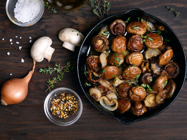 Kombinacija gljiva, povrća i češnjaka